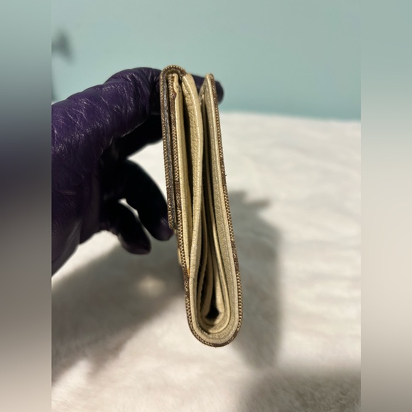 GUCCI Compact Wallet in beige canvas and cream leather. Authentic & pre-owned. - Picture 5 of 11